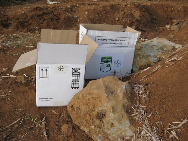 Kartony z odpadow z tutejszego sklepiku spozywczego - ida na sam dol kopca